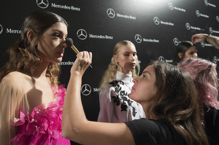 Backstage auf der Mercedes-Benz Fashion Week Madrid SS17