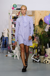 Ashley Williams Fashion Show auf der London Fashion Week SS17