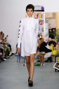 Ashley Williams Fashion Show auf der London Fashion Week SS17