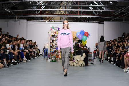 Ashley Williams Fashion Show auf der London Fashion Week SS17