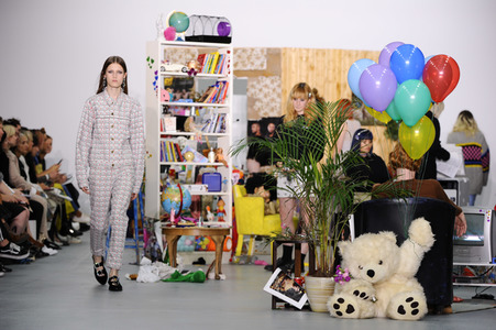 Ashley Williams Fashion Show auf der London Fashion Week SS17