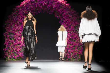Juana Martin Fashion Show auf der Mercedes-Benz Fashion Week Madrid SS17