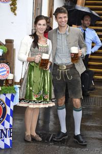 FC Bayern Team auf dem Oktoberfest in München