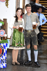 FC Bayern Team auf dem Oktoberfest in München