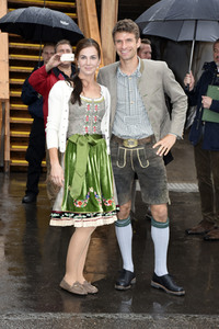 FC Bayern Team auf dem Oktoberfest in München
