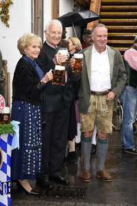 FC Bayern Team auf dem Oktoberfest in München