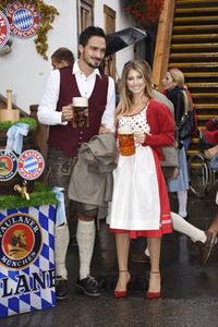 FC Bayern Team auf dem Oktoberfest in München