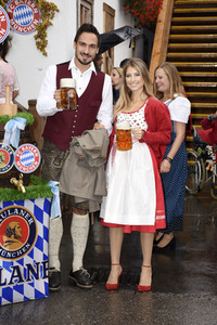 FC Bayern Team auf dem Oktoberfest in München