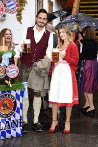 FC Bayern Team auf dem Oktoberfest in München