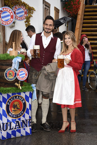 FC Bayern Team auf dem Oktoberfest in München