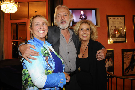 Theaterpremiere 'Glücklich die Glücklichen' in München