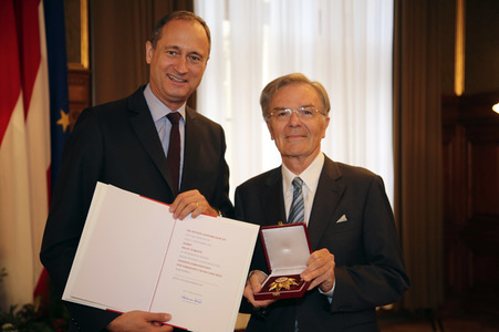 Goldenes Ehrenkreuz für Milan Turkovic in Wien