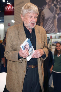 Hardy Krüger präsentiert am Stand der Süddeutschen Zeitung SZ auf der Buchmesse 2016 in Frankfurt sein Buch 'Was das Leben sich erlaubt'.