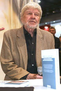 Hardy Krüger präsentiert am Stand der Süddeutschen Zeitung SZ auf der Buchmesse 2016 in Frankfurt sein Buch 'Was das Leben sich erlaubt'.