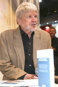 Hardy Krüger präsentiert am Stand der Süddeutschen Zeitung SZ auf der Buchmesse 2016 in Frankfurt sein Buch 'Was das Leben sich erlaubt'.