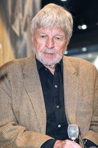 Hardy Krüger präsentiert am Stand der Süddeutschen Zeitung SZ auf der Buchmesse 2016 in Frankfurt sein Buch 'Was das Leben sich erlaubt'.