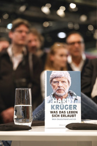 Hardy Krüger präsentiert am Stand der Süddeutschen Zeitung SZ auf der Buchmesse 2016 in Frankfurt sein Buch 'Was das Leben sich erlaubt'.