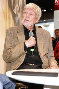 Hardy Krüger präsentiert am Stand der Süddeutschen Zeitung SZ auf der Buchmesse 2016 in Frankfurt sein Buch 'Was das Leben sich erlaubt'.