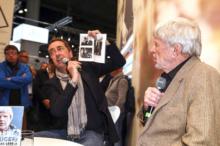 Hardy Krüger präsentiert am Stand der Süddeutschen Zeitung SZ auf der Buchmesse 2016 in Frankfurt sein Buch 'Was das Leben sich erlaubt'.