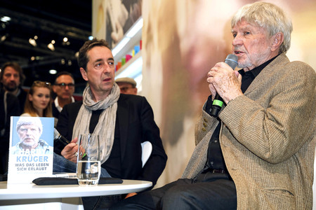 Hardy Krüger präsentiert am Stand der Süddeutschen Zeitung SZ auf der Buchmesse 2016 in Frankfurt sein Buch 'Was das Leben sich erlaubt'.