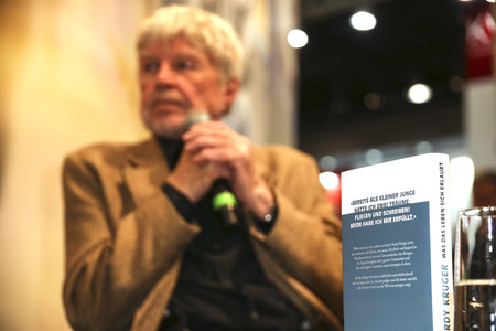 Hardy Krüger präsentiert am Stand der Süddeutschen Zeitung SZ auf der Buchmesse 2016 in Frankfurt sein Buch 'Was das Leben sich erlaubt'.