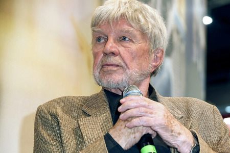 Hardy Krüger präsentiert am Stand der Süddeutschen Zeitung SZ auf der Buchmesse 2016 in Frankfurt sein Buch 'Was das Leben sich erlaubt'.