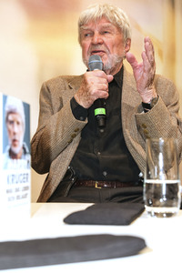 Hardy Krüger präsentiert am Stand der Süddeutschen Zeitung SZ auf der Buchmesse 2016 in Frankfurt sein Buch 'Was das Leben sich erlaubt'.