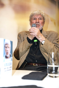 Hardy Krüger präsentiert am Stand der Süddeutschen Zeitung SZ auf der Buchmesse 2016 in Frankfurt sein Buch 'Was das Leben sich erlaubt'.