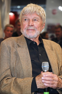 Hardy Krüger präsentiert am Stand der Süddeutschen Zeitung SZ auf der Buchmesse 2016 in Frankfurt sein Buch 'Was das Leben sich erlaubt'.