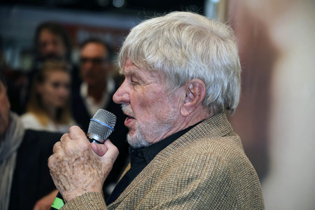 Hardy Krüger präsentiert am Stand der Süddeutschen Zeitung SZ auf der Buchmesse 2016 in Frankfurt sein Buch 'Was das Leben sich erlaubt'.