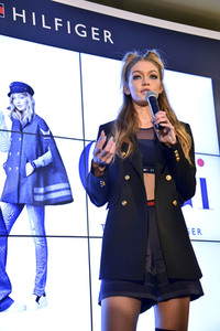 Gigi Hadid präsenitert 'Tommy x Gigi' in Tokio