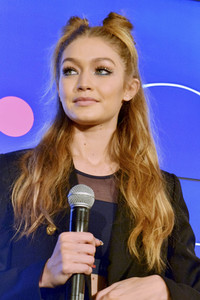 Gigi Hadid präsenitert 'Tommy x Gigi' in Tokio