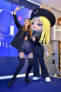 Gigi Hadid präsenitert 'Tommy x Gigi' in Tokio