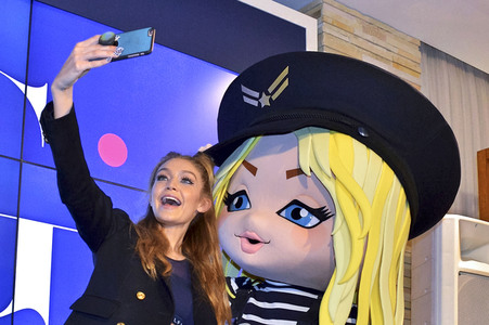 Gigi Hadid präsenitert 'Tommy x Gigi' in Tokio