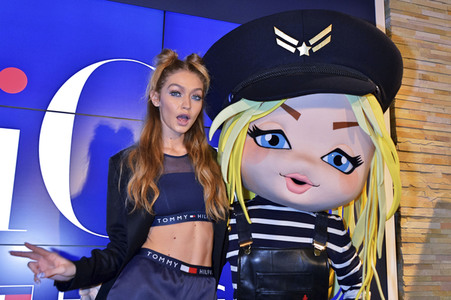 Gigi Hadid präsenitert 'Tommy x Gigi' in Tokio