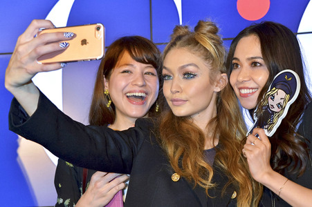 Gigi Hadid präsenitert 'Tommy x Gigi' in Tokio