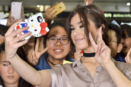 Ankunft von Hailee Steinfeld in Narita