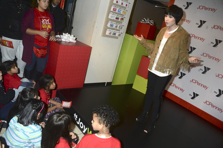 Charity Aktion mit Carly Rae Jepsen in New York