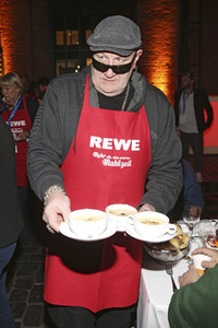 Charity-Weihnachtsfeier für Obdachlose in Hamburg