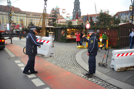 Sicherheitsmaßnahmen beim Weihnachtsmarkt in Dresden