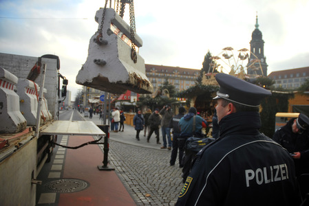 Sicherheitsmaßnahmen beim Weihnachtsmarkt in Dresden