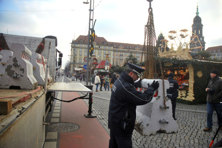Sicherheitsmaßnahmen beim Weihnachtsmarkt in Dresden
