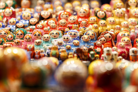 Russische Steckpuppen auf Weihnachtsmarkt