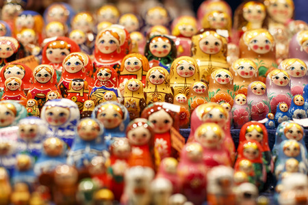 Russische Steckpuppen auf Weihnachtsmarkt