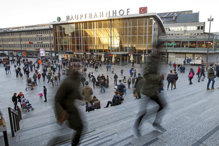 Symbolfoto Bahnhofsvorplatz in Köln
