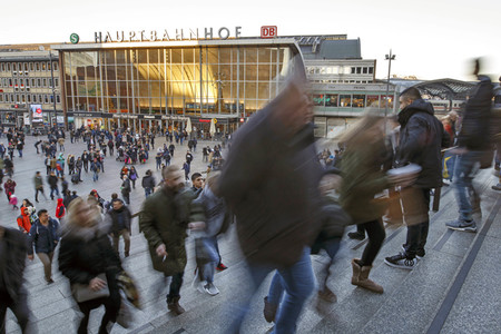 Symbolfoto Bahnhofsvorplatz in Köln
