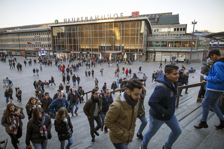 Symbolfoto Bahnhofsvorplatz in Köln