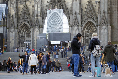 Symbolfoto Bahnhofsvorplatz in Köln