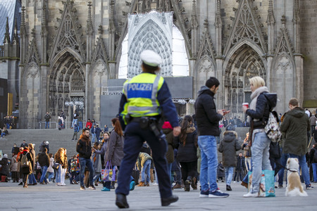 Symbolfoto Bahnhofsvorplatz in Köln