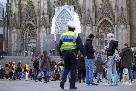 Symbolfoto Bahnhofsvorplatz in Köln